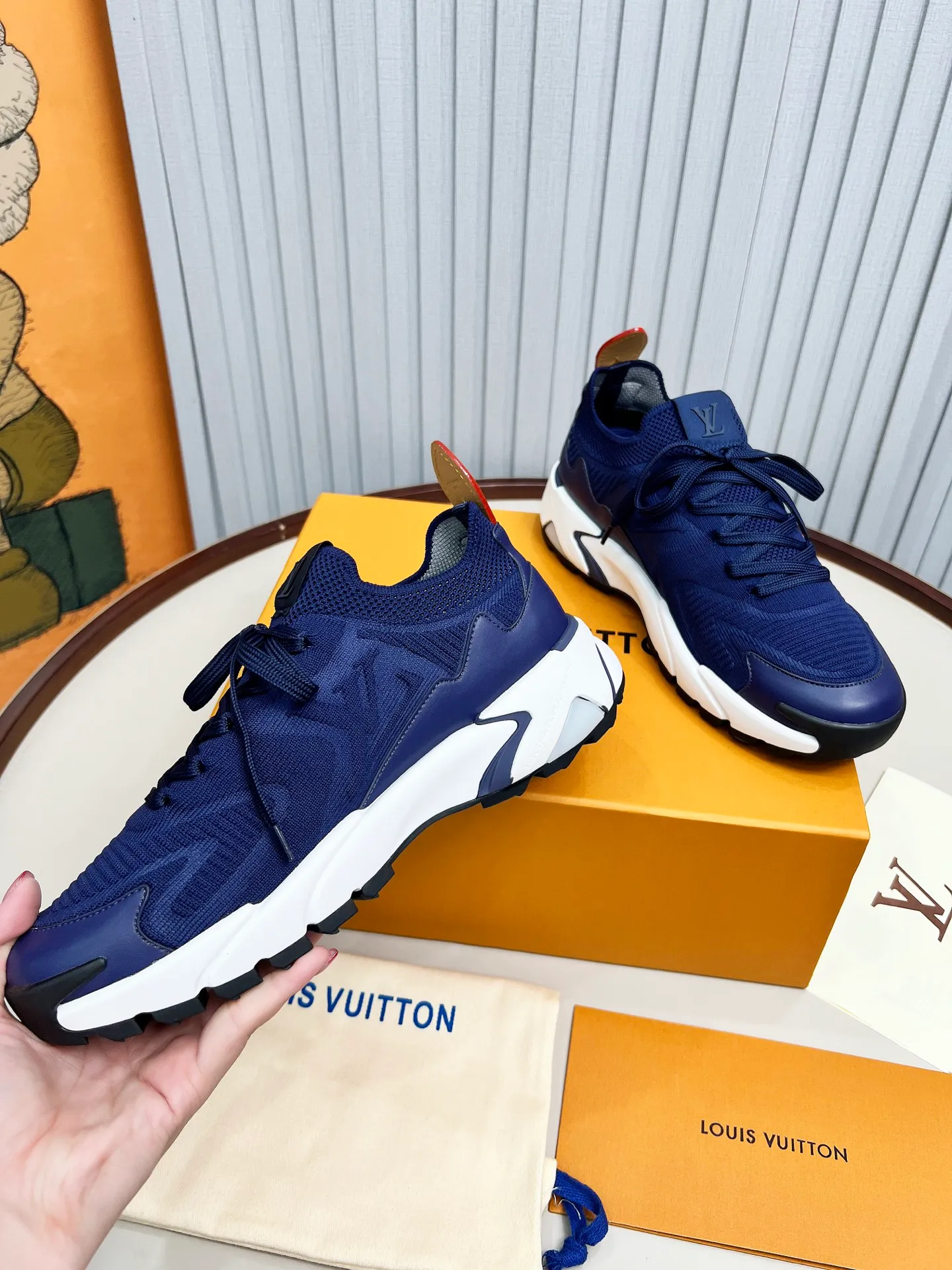 Top version: 560💰 LV Louis Vuitton L Jialu brand Runner Tatic series thick-soled casual sports shoes running shoes Original purchase development and production This LV Runner Tatic sports shoe is blended with fly-knit fabric material to interpret the inspiration of traditional mountaineering shoes. The LV letters are written on one side, the Louis Vuitton logo, and the light and wear-resistant rubber outsole complete the whole package. The delivery counter is exquisitely packaged🛍📦 ▪️Fabrics: Original imported custom fly-knit fabric ▪️Inner lining: Original custom-made breathable mesh ▪️Sole: Original molded anti-slip rubber combination material ▪️Sole thickness: 4CM ▪️Size: Men's 39-45